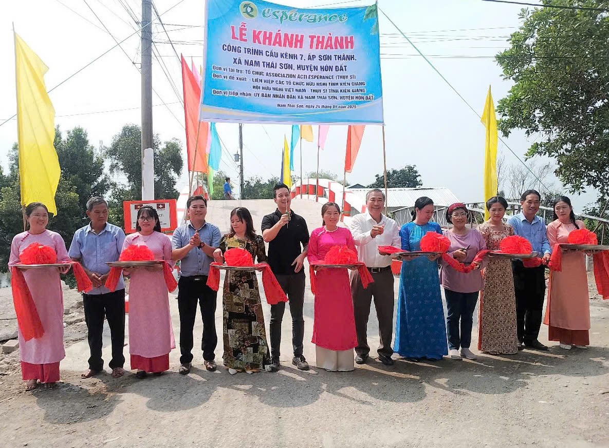 Đại biểu cắt băng khánh thành cầu Kênh 7, ấp Sơn Thành, xã Nam Thái Sơn, huyện Hòn Đất (Kiên Giang). Đại biểu cắt băng khánh thành cầu Kênh 7, ấp Sơn Thành, xã Nam Thái Sơn, huyện Hòn Đất (Kiên Giang).