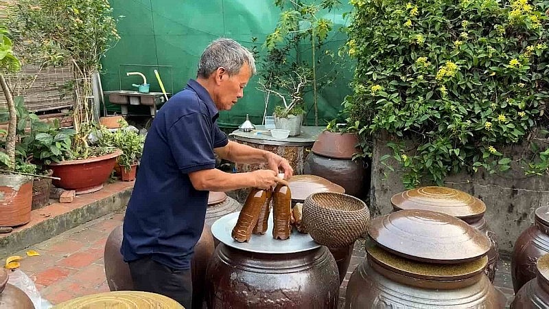 Ông Hà Hữu Thể bên trong một công đoạn làm tương nếp- sản phẩm truyền thống trứ danh của làng cổ Đường Lâm. Ông Hà Hữu Thể bên trong một công đoạn làm tương nếp- sản phẩm truyền thống trứ danh của làng cổ Đường Lâm.