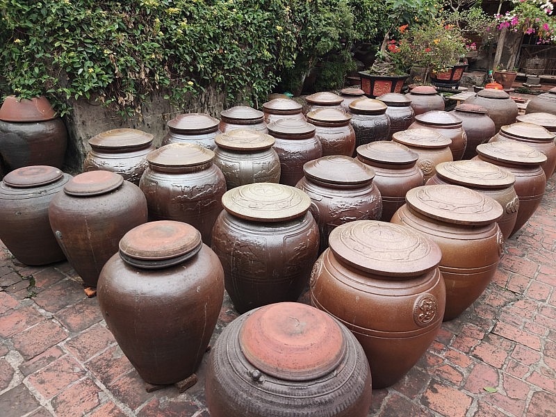 Những chum tương được xếp ngay ngắn tại các góc sân ở làng cổ Đường Lâm trở thành một nét đẹp văn hóa của làng cổ nơi đây. Những chum tương được xếp ngay ngắn tại các góc sân ở làng cổ Đường Lâm trở thành một nét đẹp văn hóa của làng cổ nơi đây.