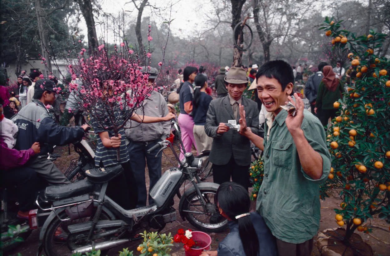 Chợ Tết Hà Nội năm 1993. (Ảnh: Andy Soloman) Chợ Tết Hà Nội năm 1993. (Ảnh: Andy Soloman)