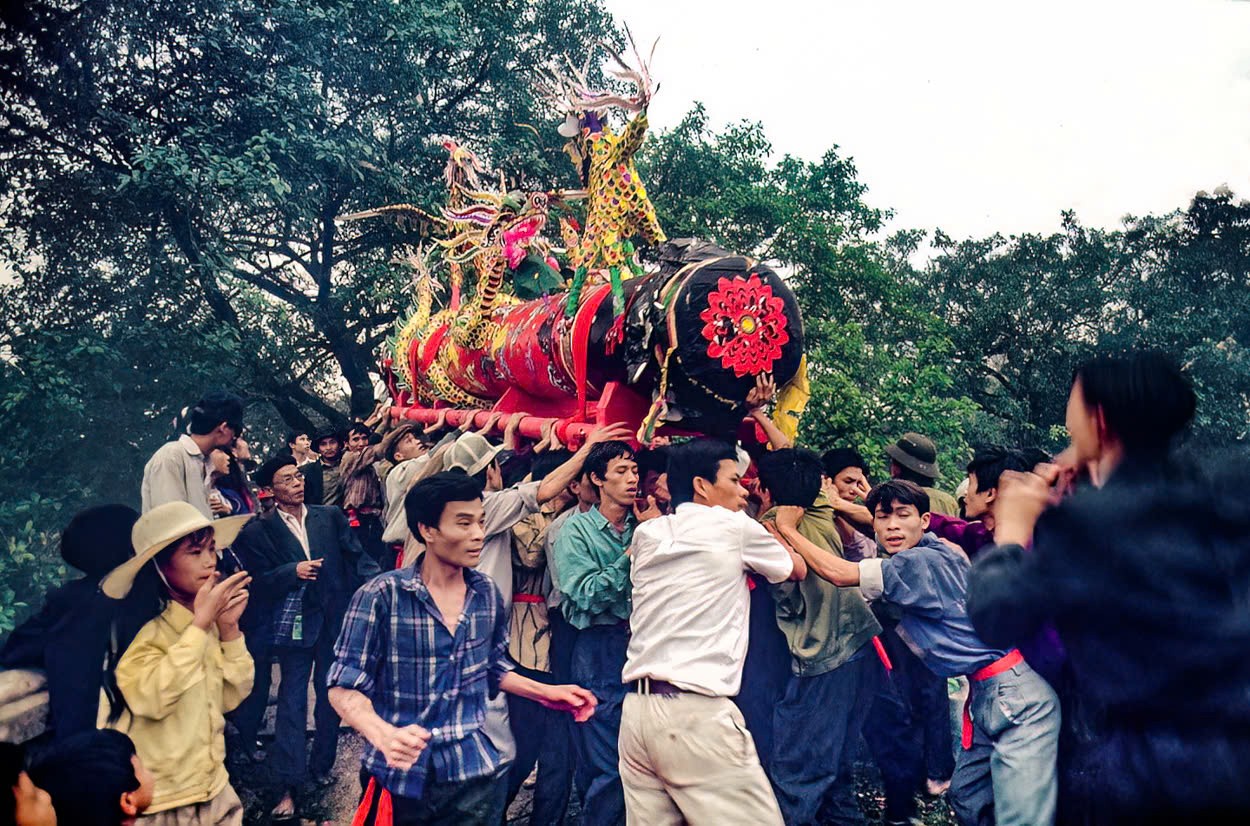 Lễ hội rước pháo Đồng Kỵ năm 1994. (Ảnh: Andy Soloman) Lễ hội rước pháo Đồng Kỵ năm 1994. (Ảnh: Andy Soloman)