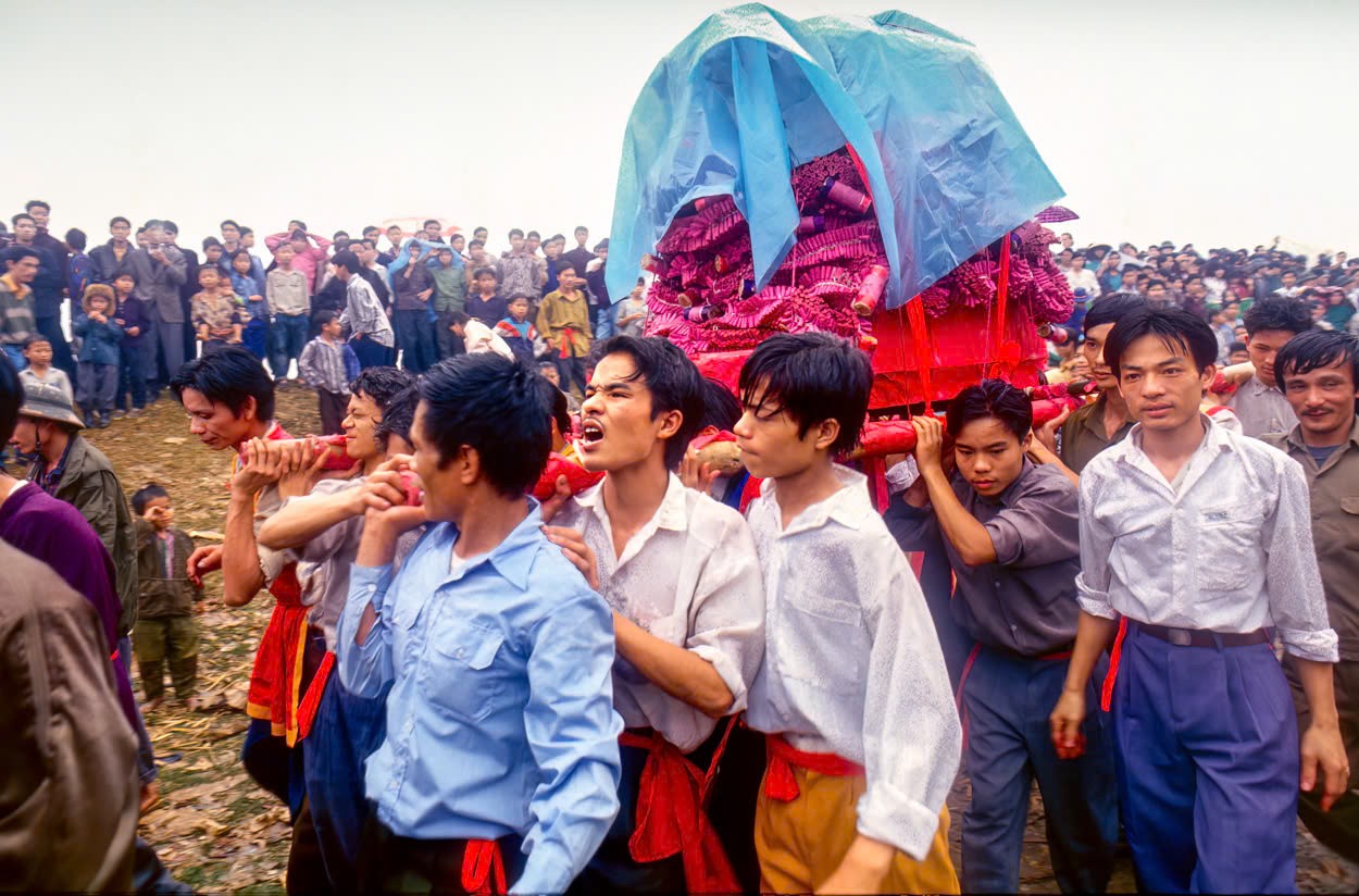 Lễ hội rước pháo Đồng Kỵ năm 1994. (Ảnh: Andy Soloman) Lễ hội rước pháo Đồng Kỵ năm 1994. (Ảnh: Andy Soloman)