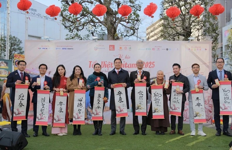 Các khách mời, đại biểu xin chữ ngày đầu Xuân tại lễ hội. Các khách mời, đại biểu xin chữ ngày đầu Xuân tại lễ hội.