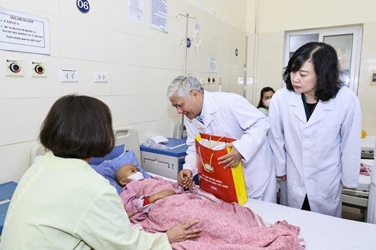 MTTQ Việt Nam dành hơn 1 tỷ đồng thăm hỏi, động viên y, bác sĩ và bệnh nhân ung thư MTTQ Việt Nam dành hơn 1 tỷ đồng thăm hỏi, động viên y, bác sĩ và bệnh nhân ung thư