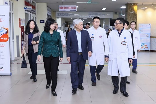 MTTQ Việt Nam dành hơn 1 tỷ đồng thăm hỏi, động viên y, bác sĩ và bệnh nhân ung thư MTTQ Việt Nam dành hơn 1 tỷ đồng thăm hỏi, động viên y, bác sĩ và bệnh nhân ung thư