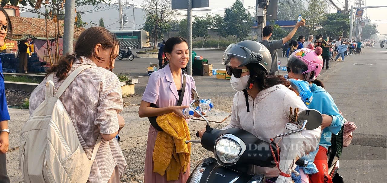 People happily and excitedly return to their hometowns after receiving mineral water as gifts from foreigners. (Photo: Chinh Hoang/Dan Viet Newspaper) People happily and excitedly return to their hometowns after receiving mineral water as gifts from foreigners. (Photo: Chinh Hoang/Dan Viet Newspaper)
