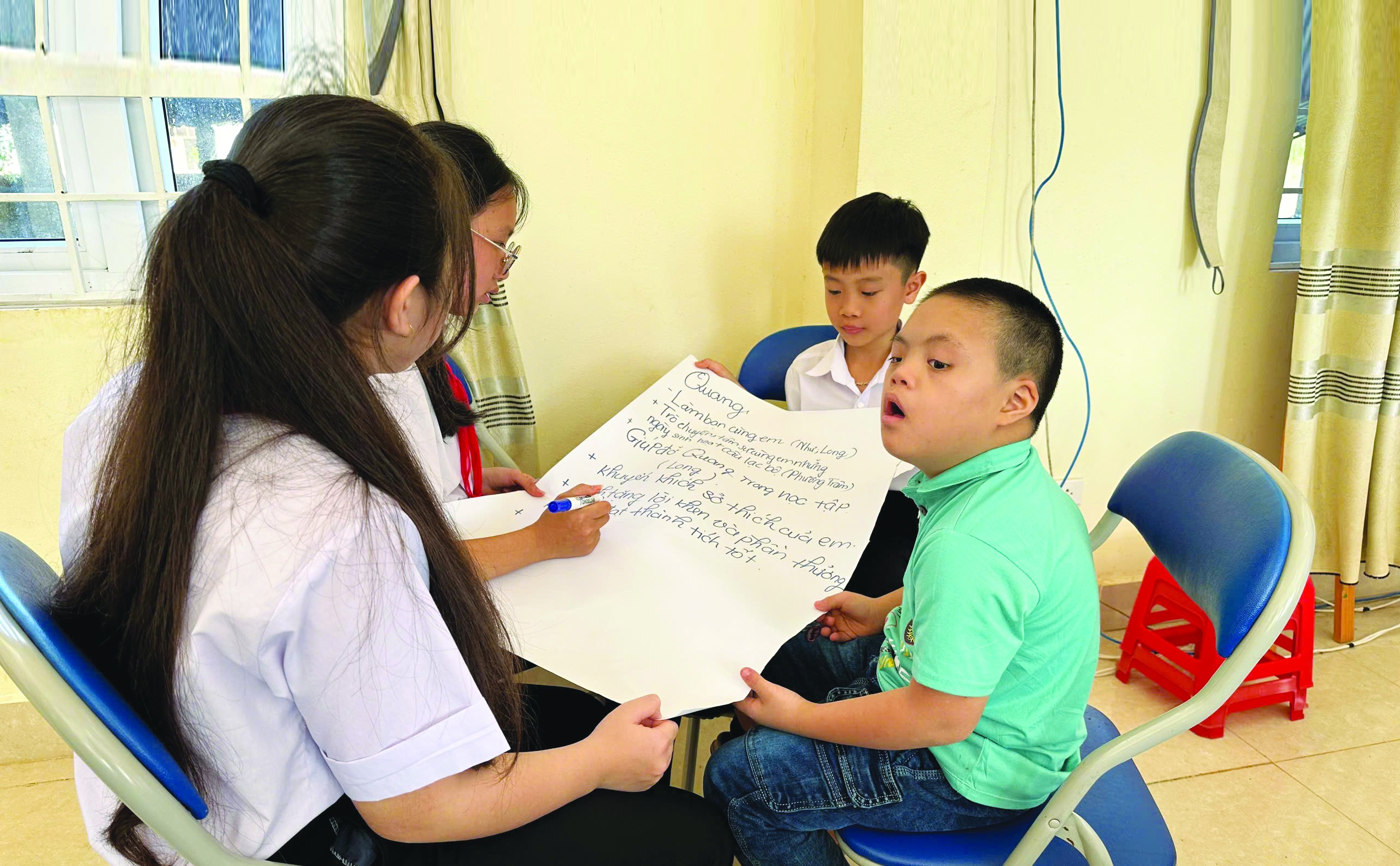 Quang (bên phải) tham gia hoạt động nhóm tại Câu lạc bộ Em tỏa sáng. (Ảnh: CRS) Quang (bên phải) tham gia hoạt động nhóm tại Câu lạc bộ Em tỏa sáng. (Ảnh: CRS)