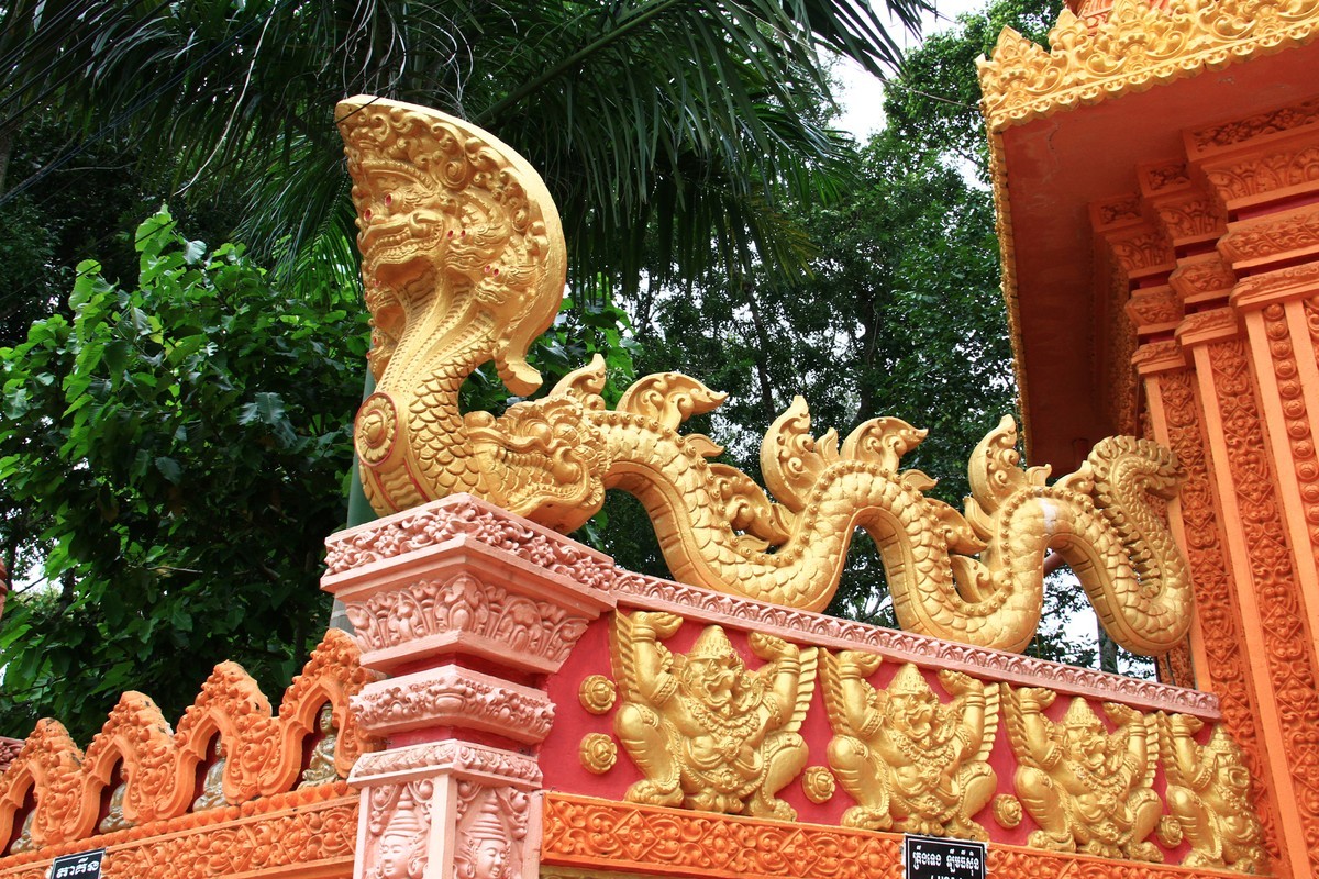 Hình ảnh rắn thần Naga tại cổng chùa Trà Tim cũ (còn có tên là chùa Chruitim Chắs), tỉnh Sóc Trăng. Hình ảnh rắn thần Naga tại cổng chùa Trà Tim cũ (còn có tên là chùa Chruitim Chắs), tỉnh Sóc Trăng.