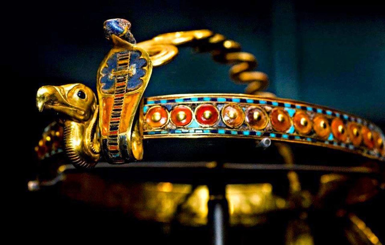 Vương miện hoàng gia của vị vua thứ 18 triều đại Tutankhamun (Ai Cập) được lưu giữ tại Golden Gate Park (Mỹ) có chạm trổ hình rắn thần. Vương miện hoàng gia của vị vua thứ 18 triều đại Tutankhamun (Ai Cập) được lưu giữ tại Golden Gate Park (Mỹ) có chạm trổ hình rắn thần.