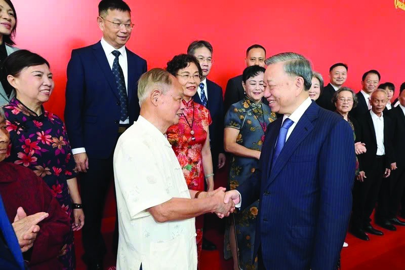 Tổng Bí thư, Chủ tịch nước Tô Lâm và các đại biểu đại diện nhân sĩ hữu nghị Trung Quốc, ngày 18/8/2024 tại Quảng Châu (Quảng Đông, Trung Quốc). (Ảnh: KT) Tổng Bí thư, Chủ tịch nước Tô Lâm và các đại biểu đại diện nhân sĩ hữu nghị Trung Quốc, ngày 18/8/2024 tại Quảng Châu (Quảng Đông, Trung Quốc). (Ảnh: KT)