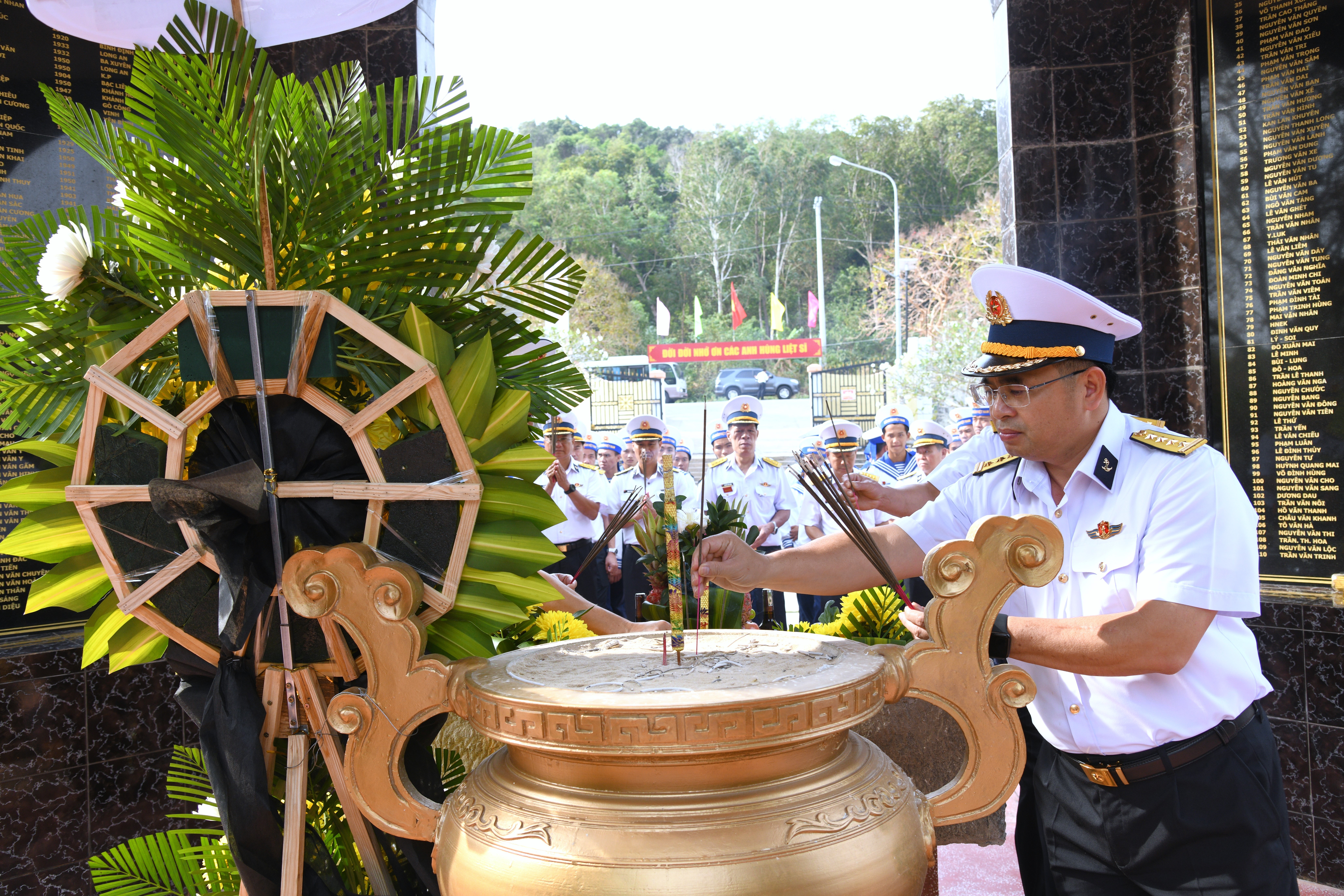 Bộ Tư lệnh Vùng 5 Hải quân dâng hương tưởng niệm Chủ tịch Hồ Chí Minh nhân dịp Tết Nguyên đán Ất Tỵ Bộ Tư lệnh Vùng 5 Hải quân dâng hương tưởng niệm Chủ tịch Hồ Chí Minh nhân dịp Tết Nguyên đán Ất Tỵ
