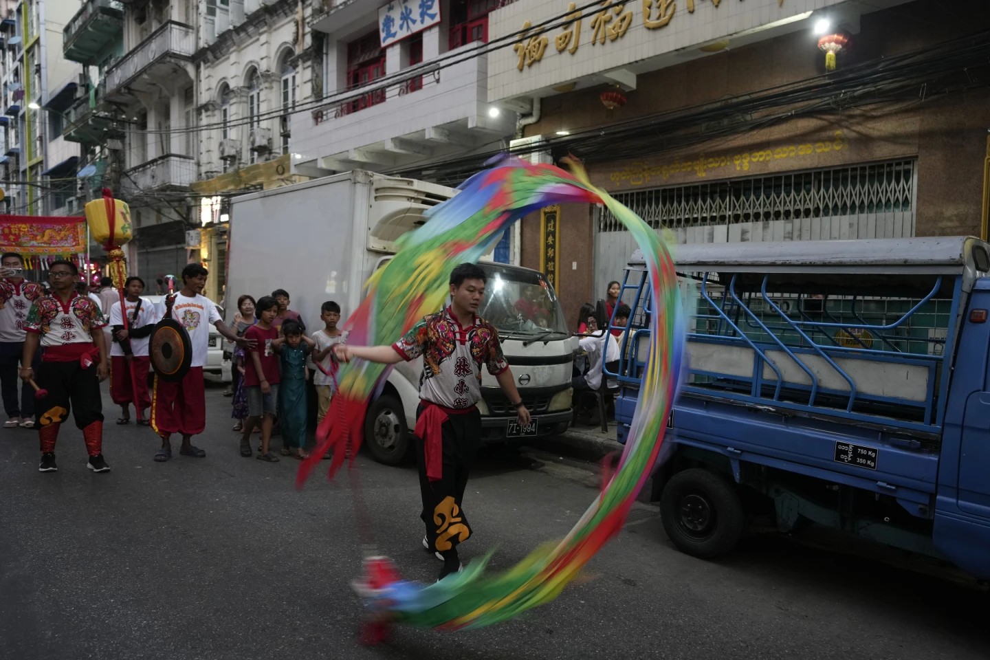 Các nghệ sĩ Trung Quốc diễu hành trong buổi lễ mừng Tết Nguên đán 2025 tại Yangon, Myanmar. (Ảnh: AP)