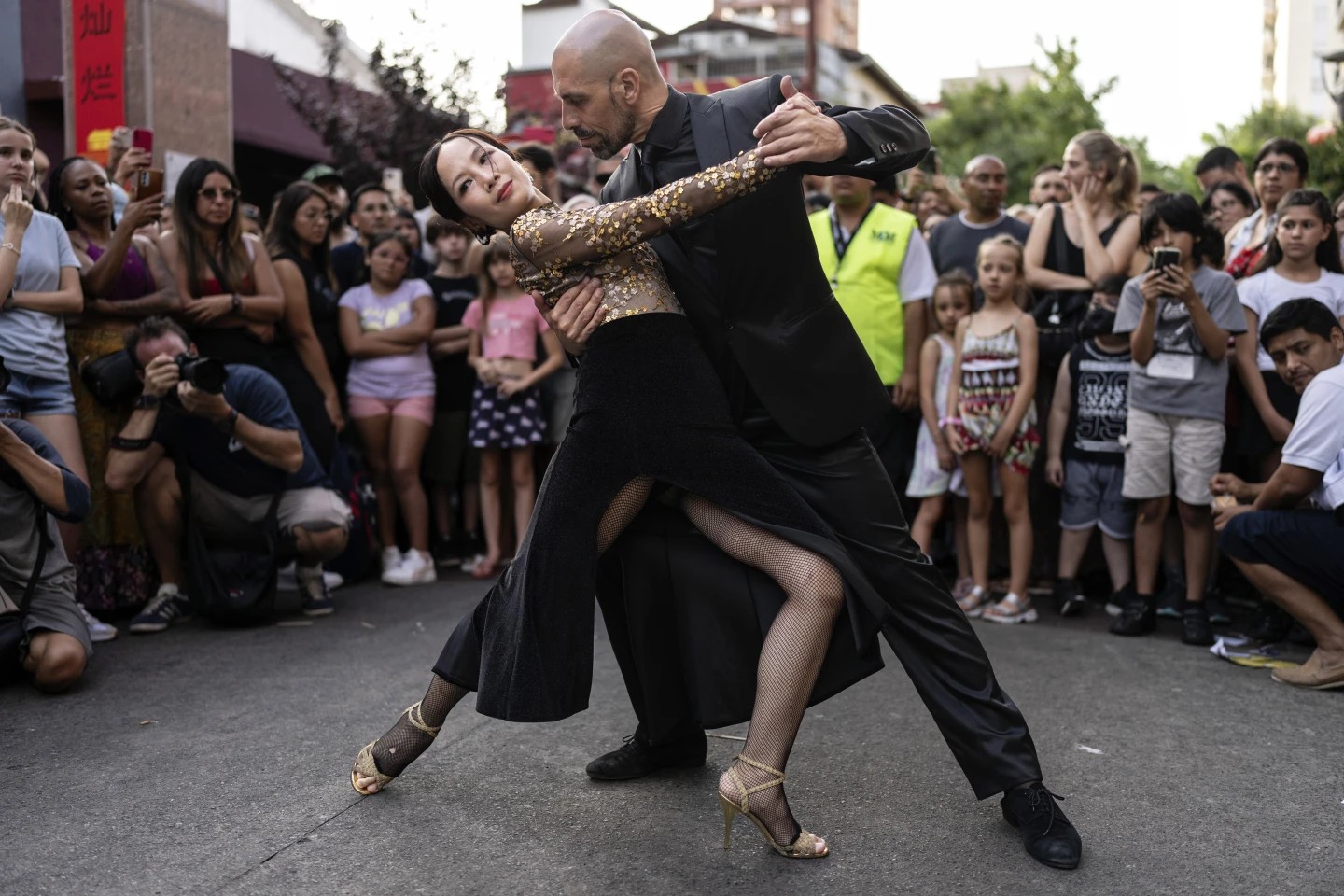 Một cặp đôi nhảy tango trong lễ mừng Tết Nguyên đán 2025 tại Buenos Aires, Argentina. (Ảnh: AP)