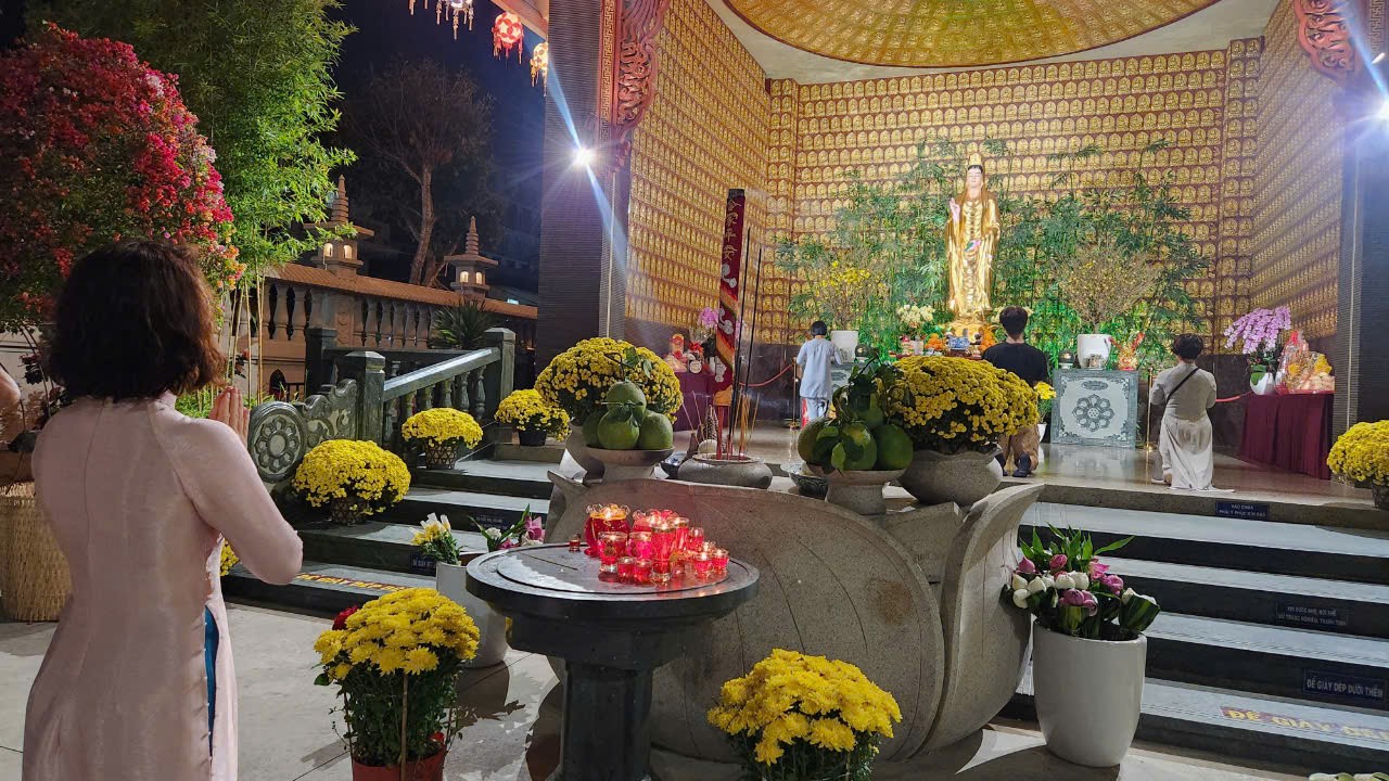 Tại chùa Phổ Quang (quận Tân Bình, TP.HCM), nhà chùa thông báo cụ thể các hoạt động từ 1 - 15 âm lịch, cùng khuyến cáo người dân không mang hương vào trong chùa. Tại chùa Phổ Quang (quận Tân Bình, TP.HCM), nhà chùa thông báo cụ thể các hoạt động từ 1 - 15 âm lịch, cùng khuyến cáo người dân không mang hương vào trong chùa.