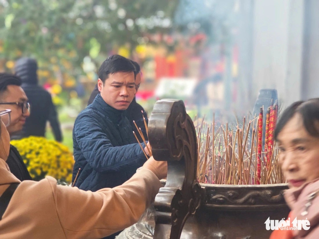Người dân đi lễ chùa tại Đền Quán Thánh, Hà Nội. (Ảnh: Báo Tuổi trẻ) Người dân đi lễ chùa tại Đền Quán Thánh, Hà Nội. (Ảnh: Báo Tuổi trẻ)