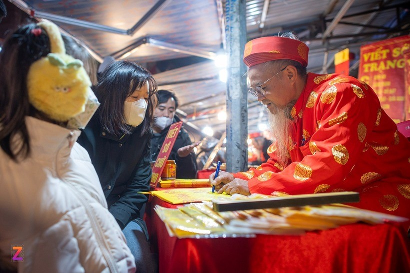 Khu viết sớ bên ngoài Phủ Tây Hồ cũng đông khách ghé thăm. Những ông đồ thức xuyên đêm phục vụ khách hàng có nhu cầu dâng sớ đầu năm. Khu viết sớ bên ngoài Phủ Tây Hồ cũng đông khách ghé thăm. Những ông đồ thức xuyên đêm phục vụ khách hàng có nhu cầu dâng sớ đầu năm.