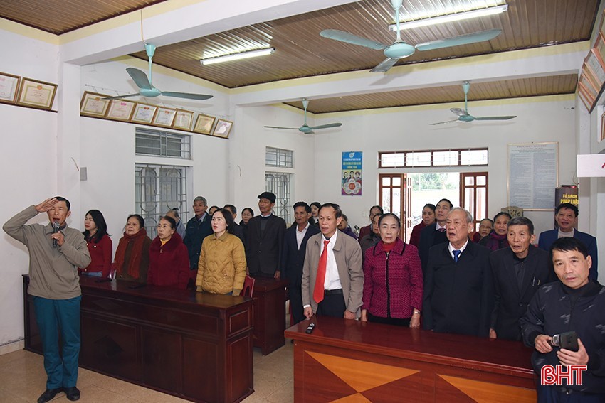 Buổi sáng ngày đầu xuân mới ở Hà Tĩnh, khi tiếng nhạc Quốc ca vang lên oai hùng, thiêng liêng, người dân tổ dân phố Nam Tiến (phường Trần Phú, thành phố Hà Tĩnh) nghiêm trang thực hiện nghi thức chào cờ. Sau lễ chào cờ, cùng những câu chúc đầu năm mới, trao nhau lì xì, cán bộ tổ dân phố nhắc nhở bà con vui Tết, đón xuân vui tươi, bảo đảm an toàn, tiết kiệm và đi chúc Tết người cao tuổi, gia đình neo đơn. (Ảnh: Báo Hà Tĩnh) Buổi sáng ngày đầu xuân mới ở Hà Tĩnh, khi tiếng nhạc Quốc ca vang lên oai hùng, thiêng liêng, người dân tổ dân phố Nam Tiến (phường Trần Phú, thành phố Hà Tĩnh) nghiêm trang thực hiện nghi thức chào cờ. Sau lễ chào cờ, cùng những câu chúc đầu năm mới, trao nhau lì xì, cán bộ tổ dân phố nhắc nhở bà con vui Tết, đón xuân vui tươi, bảo đảm an toàn, tiết kiệm và đi chúc Tết người cao tuổi, gia đình neo đơn. (Ảnh: Báo Hà Tĩnh)