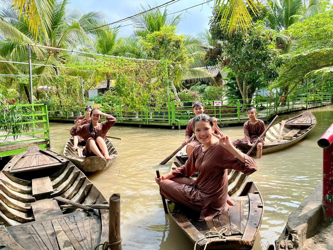 Làng du lịch sinh thái Ông Đề (huyện Phong Điền, thành phố Cần Thơ) mở cửa phục vụ du khách trong nước và quốc tế xuyên Tết. Du khách được trải nghiệm bơi xuồng ba lá, bắt cá, thưởng thức và trải nghiệm tự tay làm bánh dân gian như bánh xèo, bánh khọt, bánh bò… (Ảnh: Báo Tuổi trẻ) Làng du lịch sinh thái Ông Đề (huyện Phong Điền, thành phố Cần Thơ) mở cửa phục vụ du khách trong nước và quốc tế xuyên Tết. Du khách được trải nghiệm bơi xuồng ba lá, bắt cá, thưởng thức và trải nghiệm tự tay làm bánh dân gian như bánh xèo, bánh khọt, bánh bò… (Ảnh: Báo Tuổi trẻ)