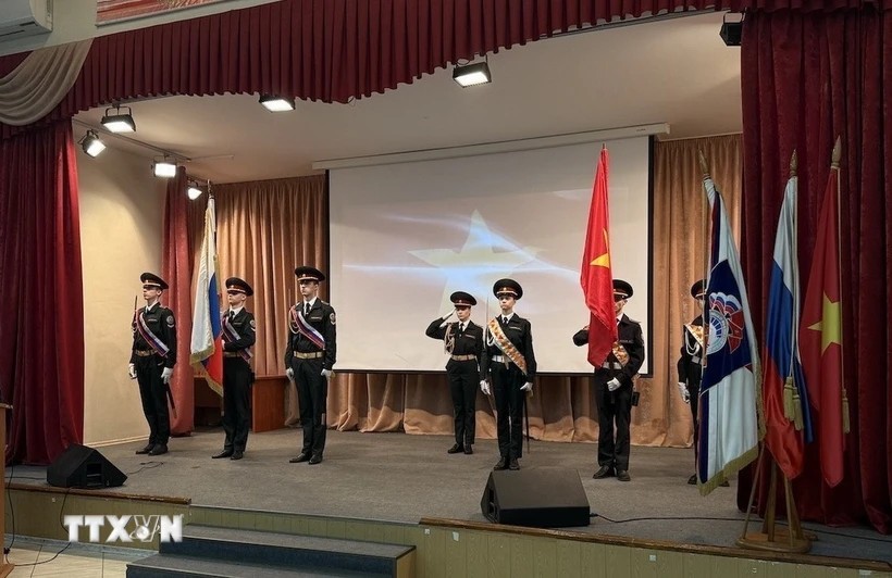 Nghi lễ chào cờ tại Lễ kỷ niệm 75 năm ngày thiết lập quan hệ ngoại giao Việt Nam và Liên bang Nga do Hội hữu nghị Nga-Việt tổ chức ngày 23/1 tại Moskva (Liên bang Nga). (Ảnh: TTXVN) Nghi lễ chào cờ tại Lễ kỷ niệm 75 năm ngày thiết lập quan hệ ngoại giao Việt Nam và Liên bang Nga do Hội hữu nghị Nga-Việt tổ chức ngày 23/1 tại Moskva (Liên bang Nga). (Ảnh: TTXVN)