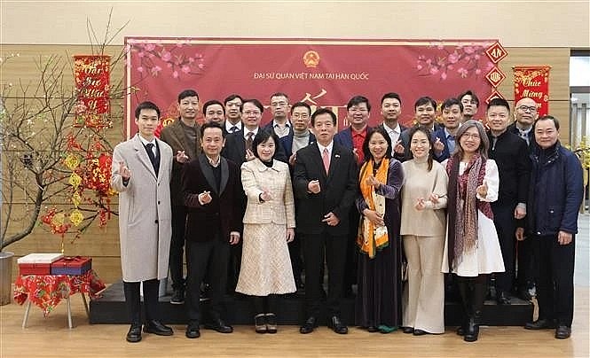 Vietnamese Embassy in the Republic of Korea staff pose for a photo with representatives of the Vietnamese community in the country (Photo: VNA) Vietnamese Embassy in the Republic of Korea staff pose for a photo with representatives of the Vietnamese community in the country (Photo: VNA)