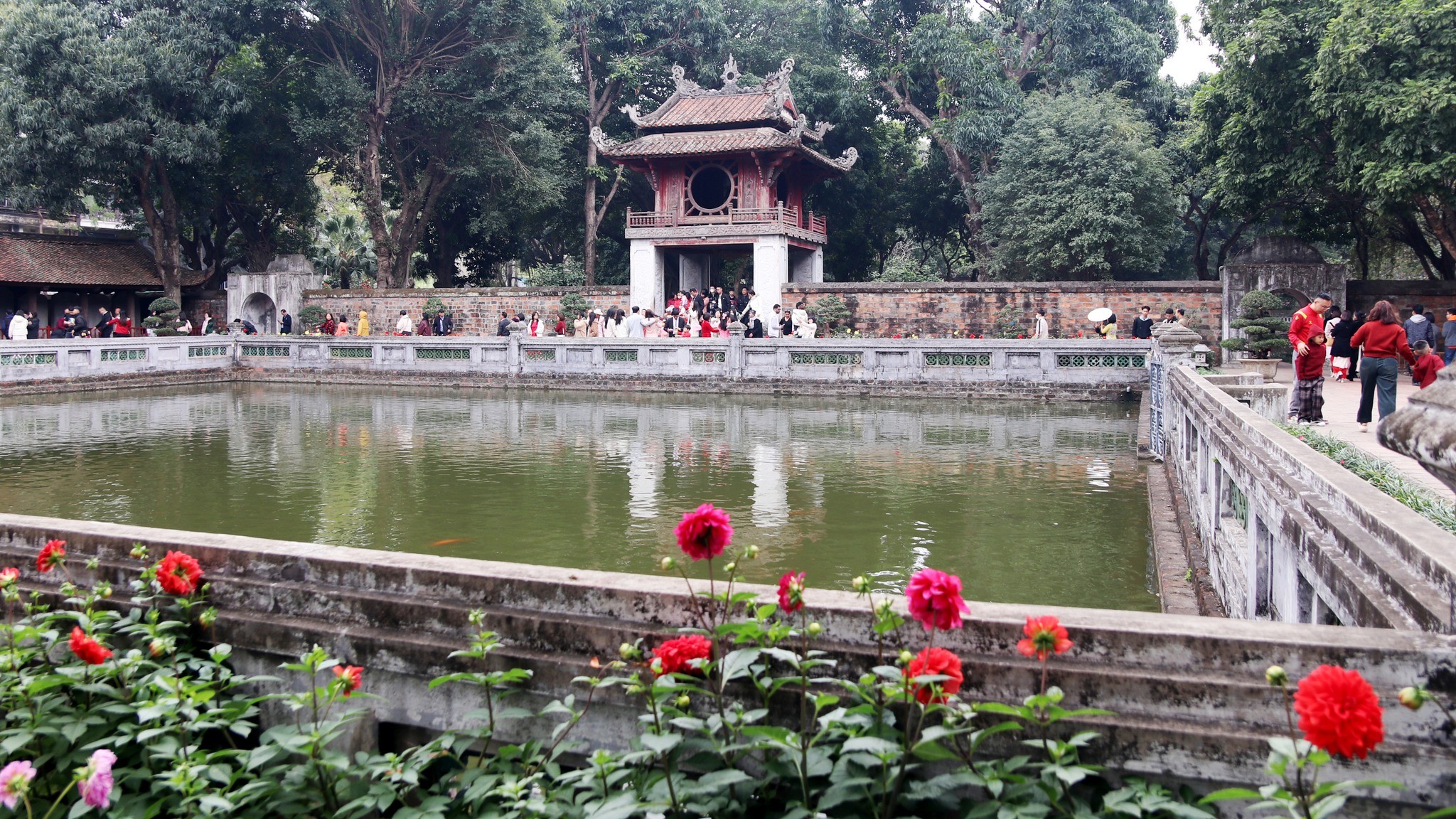 Người dân tham quan Văn Miếu - Quốc Tử Giám xin chữ đầu Xuân Người dân tham quan Văn Miếu - Quốc Tử Giám xin chữ đầu Xuân