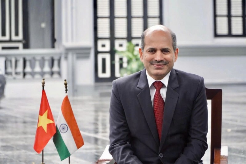 Đại sứ đặc mệnh toàn quyền Cộng hoà Ấn Độ tại Việt Nam Sandeep Arya. Đại sứ đặc mệnh toàn quyền Cộng hoà Ấn Độ tại Việt Nam Sandeep Arya.