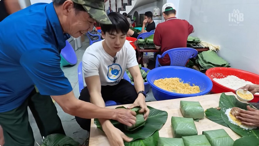 Jongrak learns how to wrap banh chung, a Vietnamese Tet specialty. Jongrak learns how to wrap banh chung, a Vietnamese Tet specialty.
