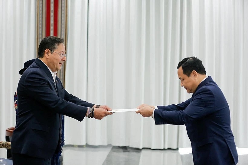 Vietnamese Ambassador to Brazil and Bolivia Bui Van Nghi (R) presents his credentials to Bolivian President Luis Alberto Arce. (Photo: VNA) Vietnamese Ambassador to Brazil and Bolivia Bui Van Nghi (R) presents his credentials to Bolivian President Luis Alberto Arce. (Photo: VNA)