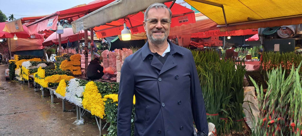 Ambassador Olivier Brochet visits Hanoi flower market before Tet. 