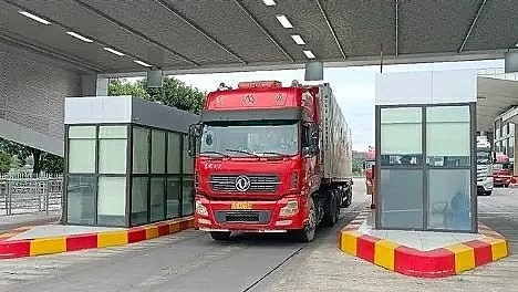 Containers undergoing customs clearance at the Kim Thanh international road border gate II (Kim Thanh border gate) during the 2025 Lunar New Year holiday. (Photo: baolaocai.vn) Containers undergoing customs clearance at the Kim Thanh international road border gate II (Kim Thanh border gate) during the 2025 Lunar New Year holiday. (Photo: baolaocai.vn)