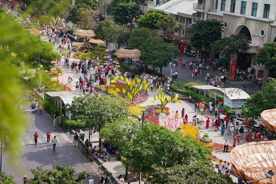 Nguyen Hue Flower Street is packed with visitors eager to admire and capture the beauty of the festive decorations. Connected to the Flower Street, the Year of the Snake 2025 Tet Book Street Festival has also become a favorite destination. The “Tet Book Lucky Money” program, organized by the city's Department of Information and Communications, aims to spread knowledge, joy, and hope for a prosperous new year. This year, nearly 20,000 books have been prepared as Spring Travels Across Vietnam