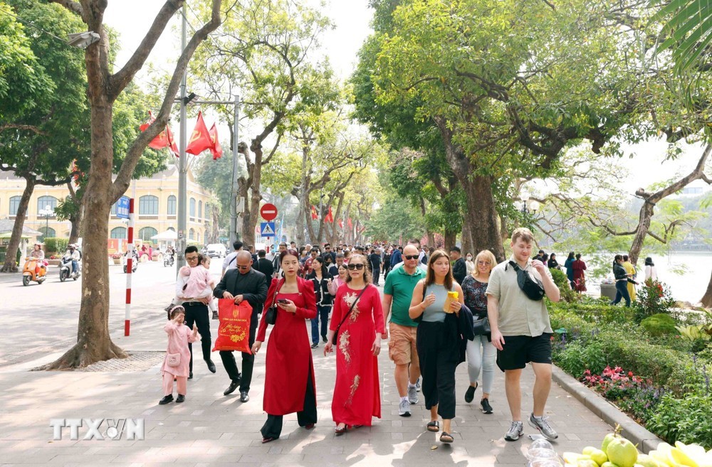 Hoan Kiem Lake remains a popular destination in the early days of spring. To celebrate the new year, the city has kept all historical sites open throughout the holiday. Hoan Kiem Lake remains a popular destination in the early days of spring. To celebrate the new year, the city has kept all historical sites open throughout the holiday.