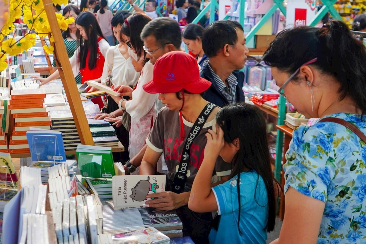 Connected to the Flower Street, the Year of the Snake 2025 Tet Book Street Festival has also become a favorite destination. The “Tet Book Lucky Money” program, organized by the city's Department of Information and Communications, aims to spread knowledge, joy, and hope for a prosperous new year. This year, nearly 20,000 books have been prepared as Spring Travels Across Vietnam