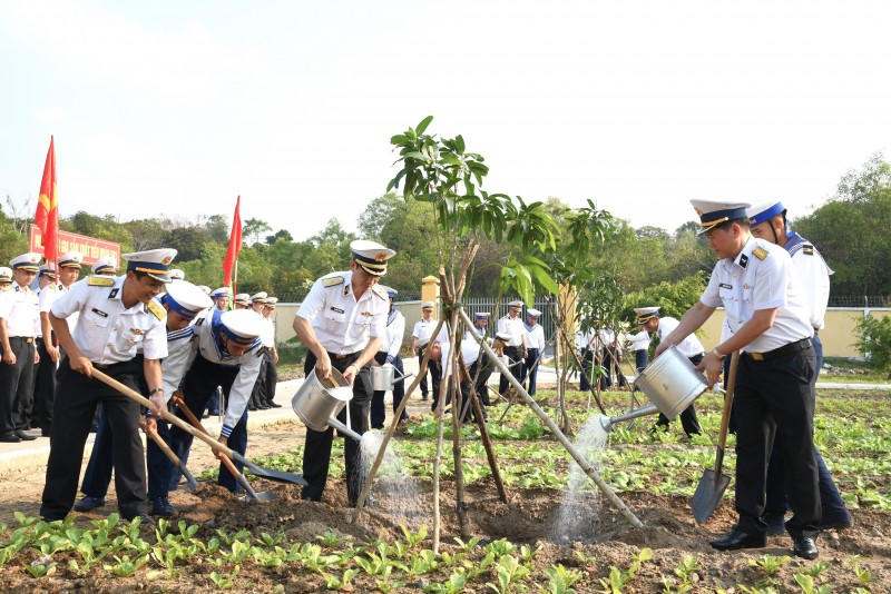 Thủ trưởng Bộ Tư lệnh Vùng 5 Hải quân và các đại biểu trồng cây sau lễ phát động. Thủ trưởng Bộ Tư lệnh Vùng 5 Hải quân và các đại biểu trồng cây sau lễ phát động.