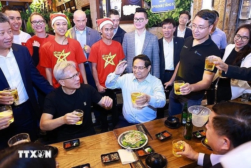 PM Pham Minh Chinh and CEO of NVIDIA Jensen Huang enjoy Hanoi street food on December 5, 2024. (Photo: VNA) PM Pham Minh Chinh and CEO of NVIDIA Jensen Huang enjoy Hanoi street food on December 5, 2024. (Photo: VNA)