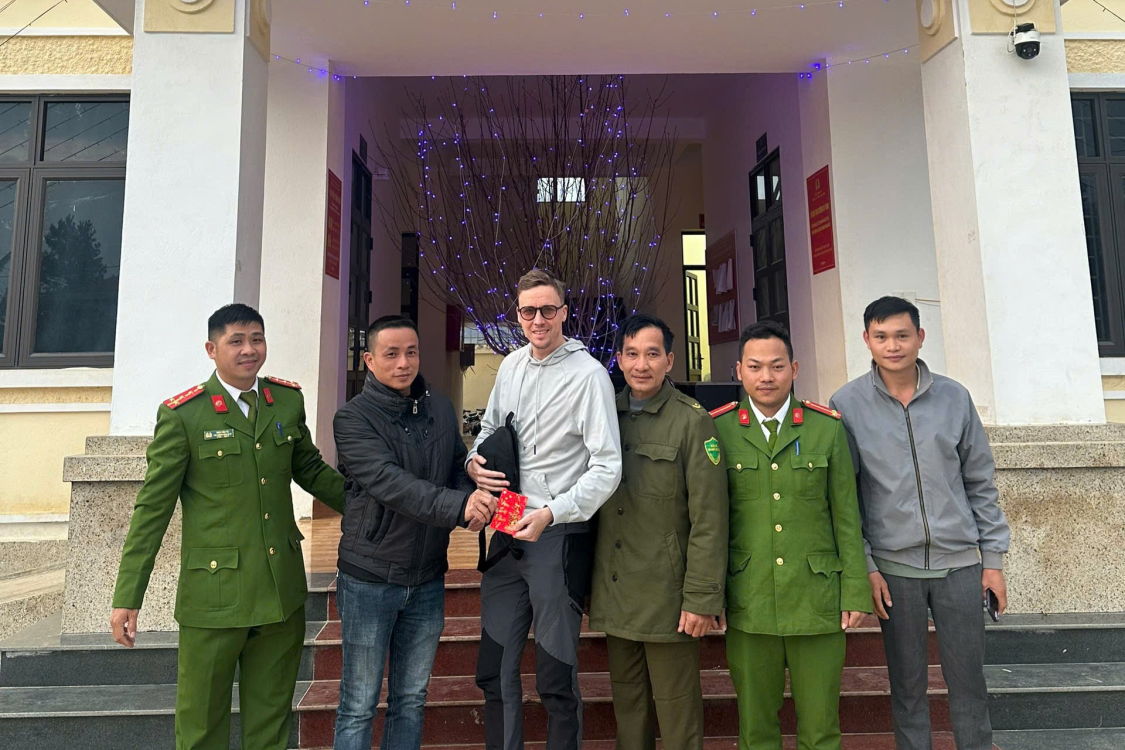Du khách Đức nhận lại tài sản, giấy tờ bị đánh rơi tại Lai Châu Du khách Đức nhận lại tài sản, giấy tờ bị đánh rơi tại Lai Châu