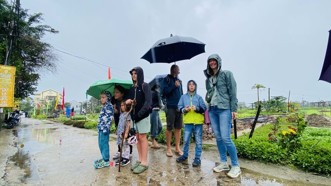 Du khách quốc tế đội mưa tham gia lễ hội Cầu Bông tại Hội An Du khách nước ngoài đội mưa tham gia lễ hội Cầu Bông tại Hội An