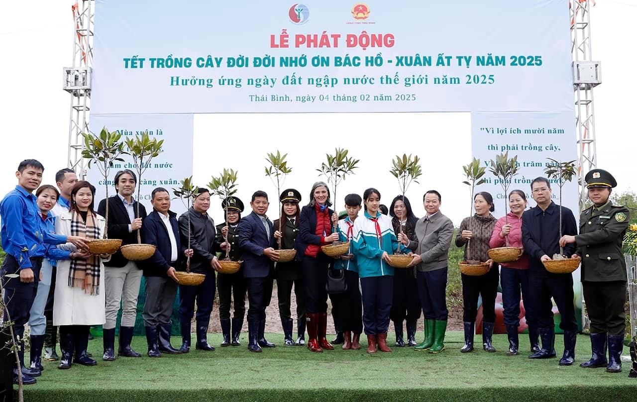 UNDP Resident Representative Joins Tree Planting Festival in Thai Binh UNDP Resident Representative Joins Tree Planting Festival in Thai Binh