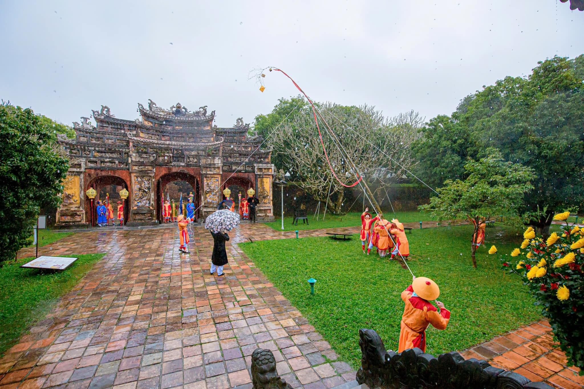 Theo nghi lễ xưa, cây nêu hạ xuống báo hiệu kỳ nghỉ tết kết thúc, triều đình bắt đầu lại công việc. (Ảnh: Trung tâm Bảo tồn di tích cố đô Huế)