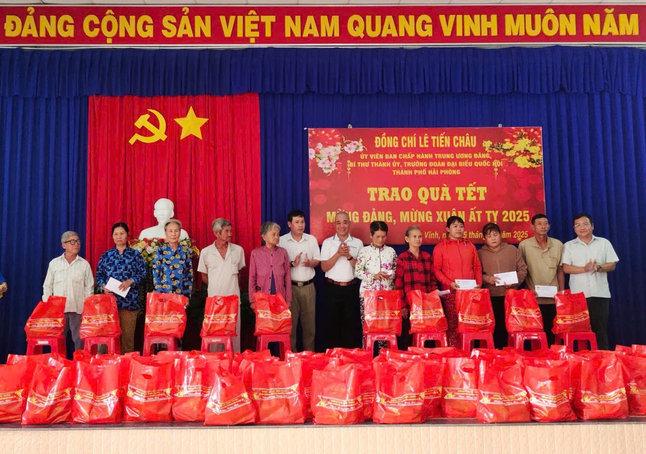 Tet gifts distributed to poor and near-poor households in Long Vinh Commune, Chau Thanh District, Tay Ninh. (Photo: Tay Ninh Newspaper) 