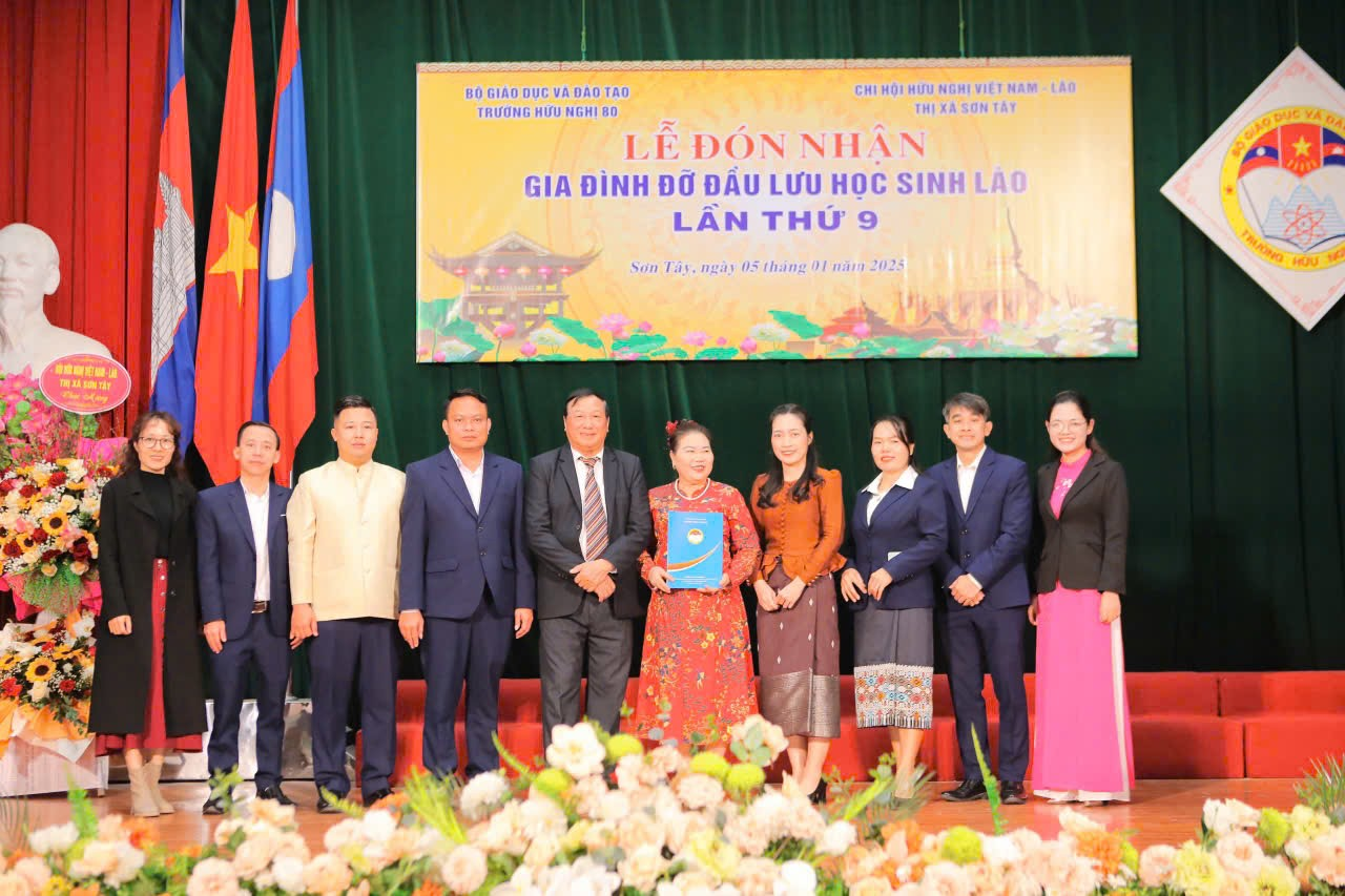 Các lưu học sinh Lào Trường Hữu nghị 80 nhận gia đình đỡ đầu. (Ảnh: Trường Hữu nghị 80) Các lưu học sinh Lào Trường Hữu nghị 80 nhận gia đình đỡ đầu. (Ảnh: Trường Hữu nghị 80)