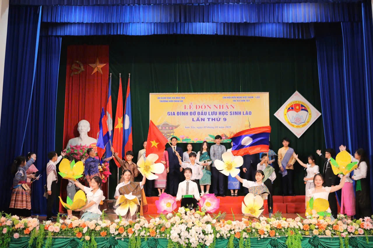 Một tiết mục văn nghệ tại lễ đón nhận gia đình đỡ đầu lưu học sinh Lào lần thứ 9. (Ảnh: Trường Hữu nghị 80) Một tiết mục văn nghệ tại lễ đón nhận gia đình đỡ đầu lưu học sinh Lào lần thứ 9. (Ảnh: Trường Hữu nghị 80)