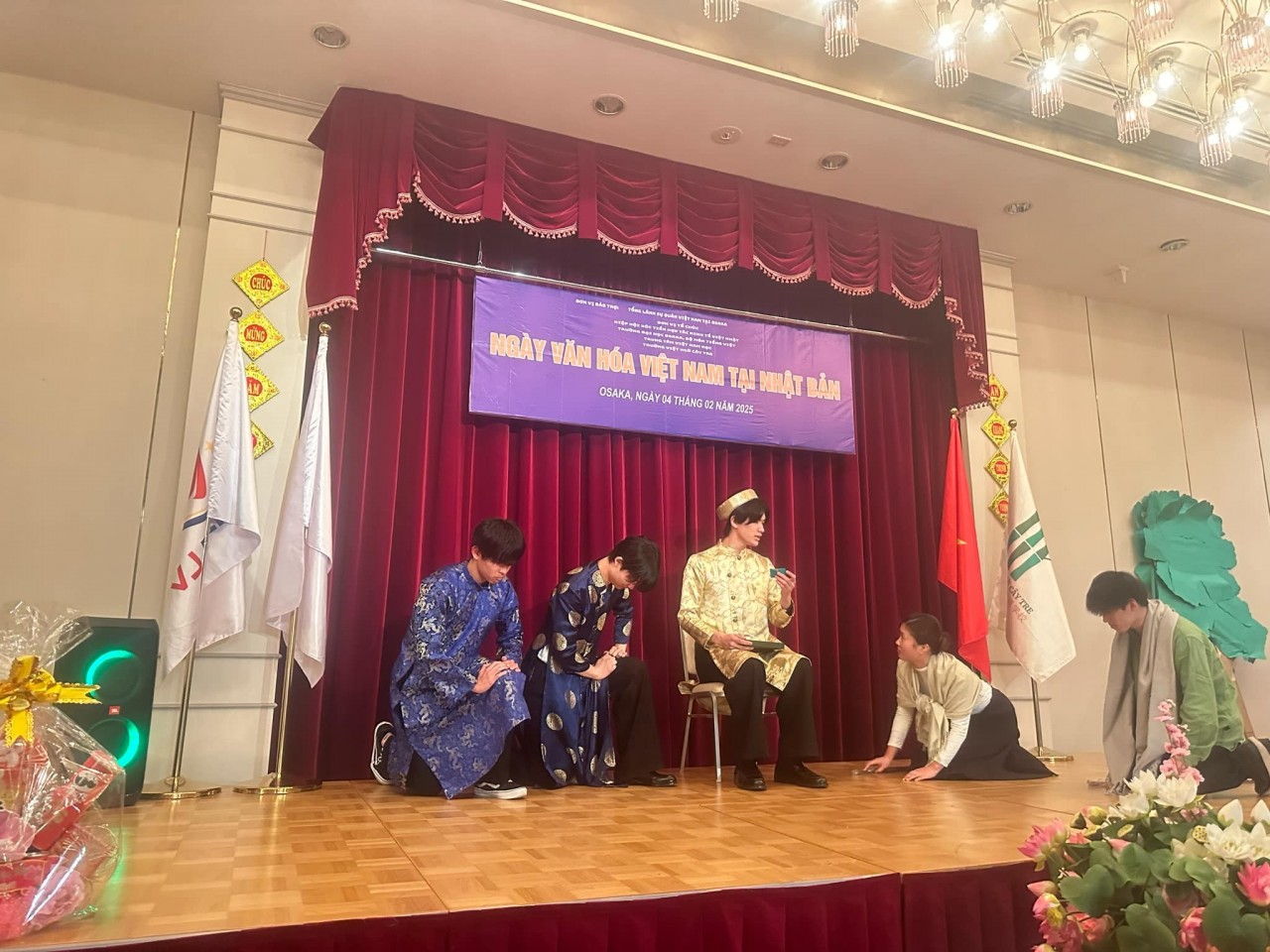 A theatrical adaptation of the folk tale Tam Cam performed by Japanese students. A theatrical adaptation of the folk tale Tam Cam performed by Japanese students.