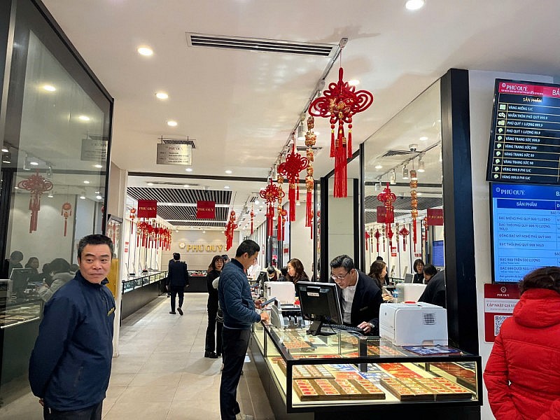 Nơi đông nghịt, nơi vắng vẻ người mua vàng ngày vía Thần Tài Nơi đông nghịt, nơi vắng vẻ người mua vàng ngày vía Thần Tài