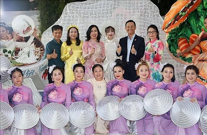 Deputy Minister of Foreign Affairs and Chairwoman of the State Committee for Overseas Vietnamese Affairs Le Thi Thu Hang and overseas Vietnamese in Singapore at the Chingay Parade 2025. (Photo: VNA) Deputy Minister of Foreign Affairs and Chairwoman of the State Committee for Overseas Vietnamese Affairs Le Thi Thu Hang and overseas Vietnamese in Singapore at the Chingay Parade 2025. (Photo: VNA)