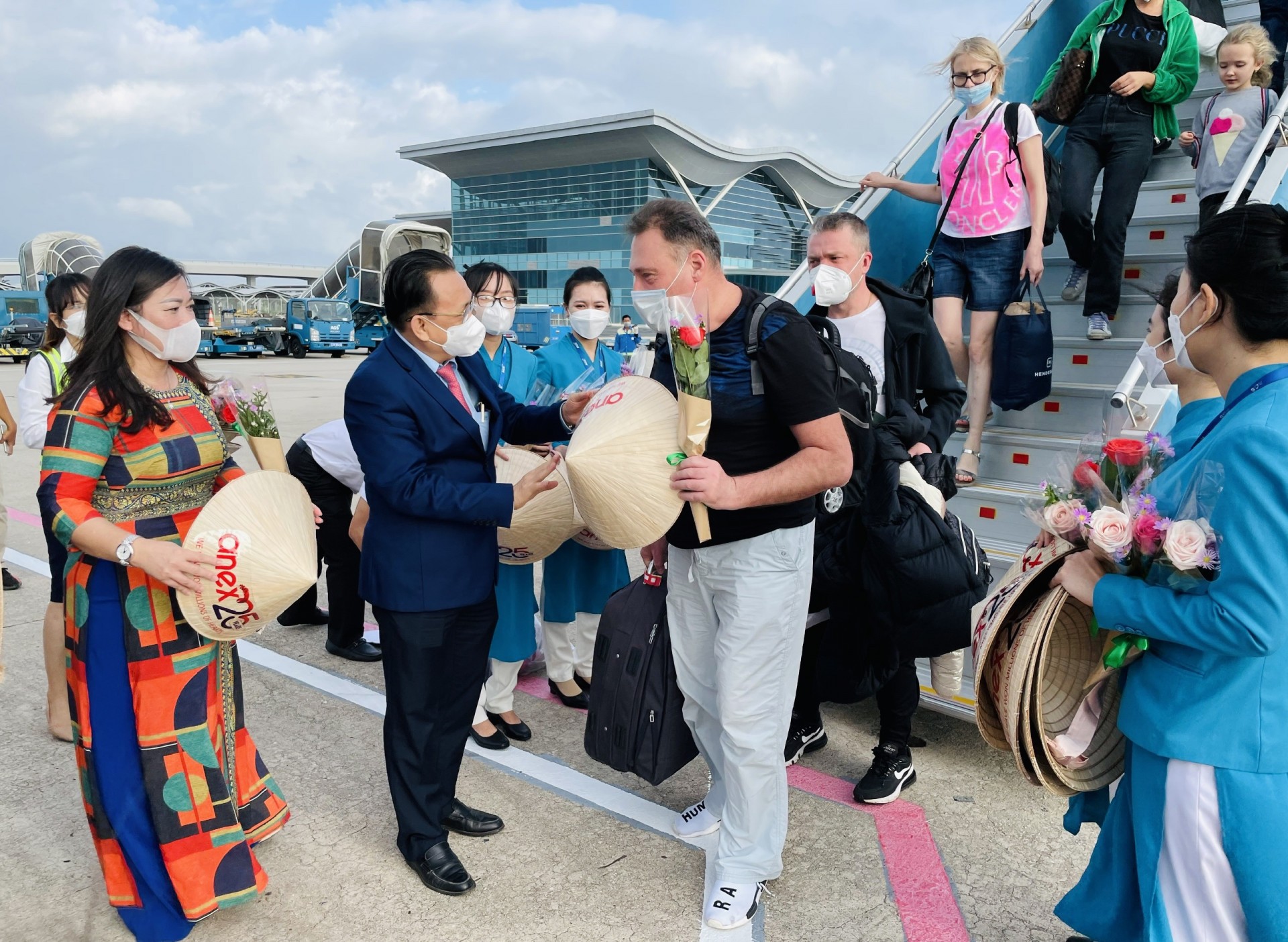 Khách Nga trở lại Khánh Hòa sau dịch Covid-19 trên chuyến bay của hãng hàng không Azu Air, tháng 12/2021. (Ảnh: Báo Khánh Hòa) Khách Nga trở lại Khánh Hòa sau dịch Covid-19 trên chuyến bay của hãng hàng không Azu Air, tháng 12/2021. (Ảnh: Báo Khánh Hòa)