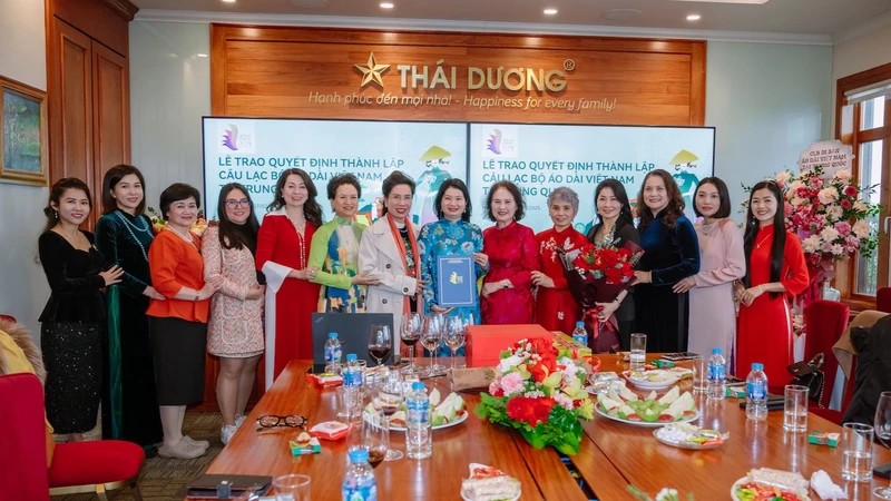 Thành lập Câu lạc bộ Di sản áo dài Việt Nam tại Trung Quốc Thành lập Câu lạc bộ Di sản áo dài Việt Nam tại Trung Quốc