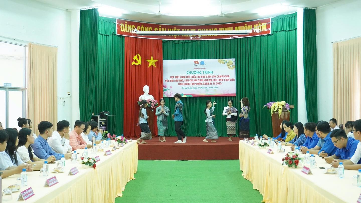 Một tiết mục văn nghệ do các lưu học sinh Lào, Campuchia biểu diễn tại chương trình. (Ảnh: Tỉnh đoàn Đồng Tháp) Một tiết mục văn nghệ do các lưu học sinh Lào, Campuchia biểu diễn tại chương trình. (Ảnh: Tỉnh đoàn Đồng Tháp)