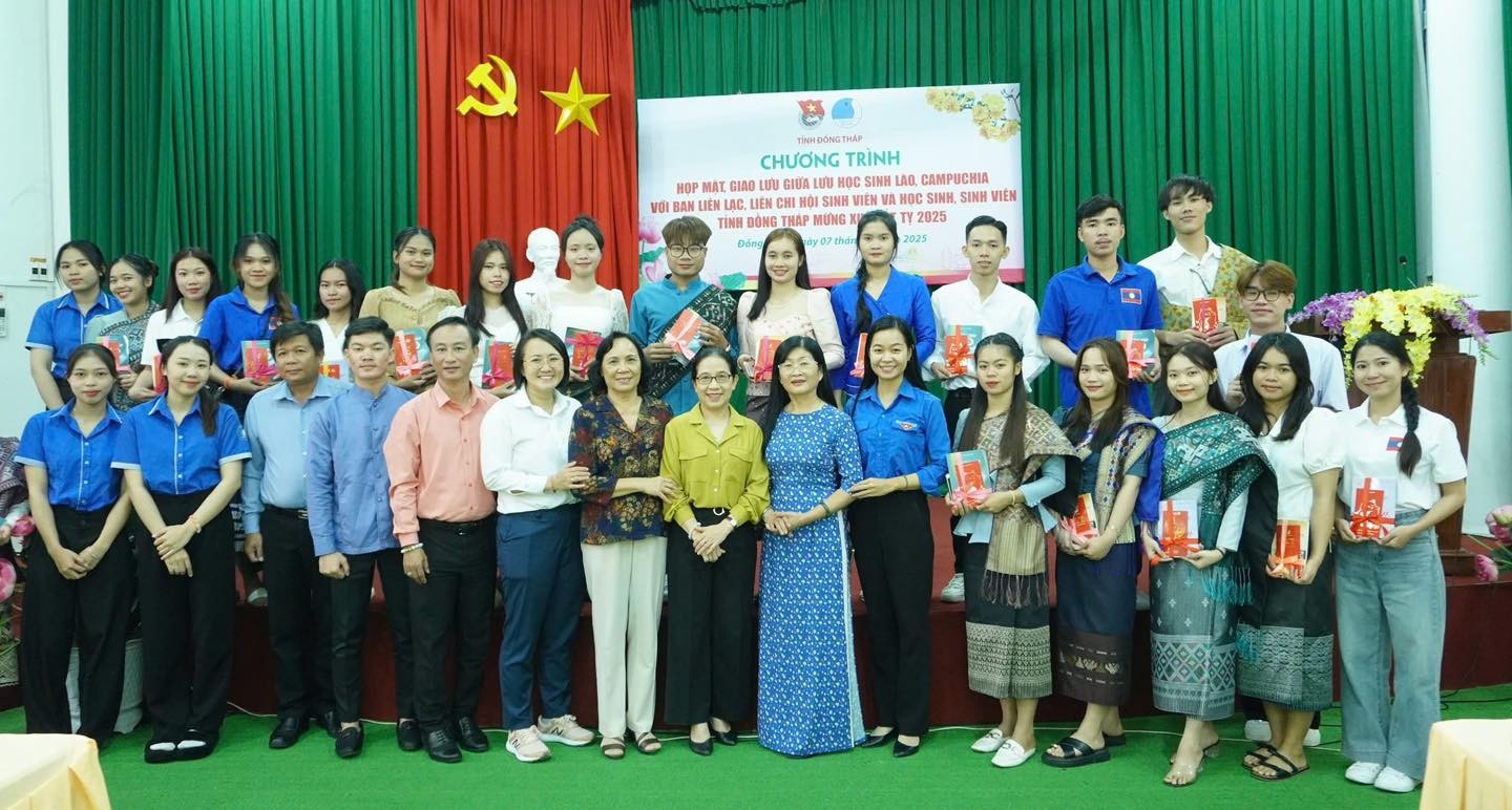 Các lưu học sinh Lào, Campuchia chụp ảnh cùng các đại biểu. (Ảnh: Tỉnh đoàn Đồng Tháp) Các lưu học sinh Lào, Campuchia chụp ảnh cùng các đại biểu. (Ảnh: Tỉnh đoàn Đồng Tháp)
