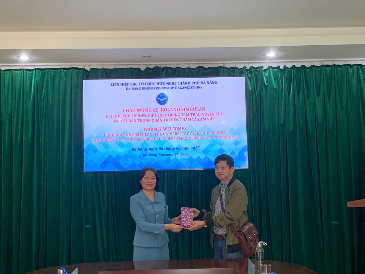 Bà Nguyễn Thị Kim Tuyến, Phó Chủ tịch Liên hiệp các tổ chức hữu nghị thành phố Đà Nẵng vừa tiếp Giáo sư Roland G. Simbulan Bà Nguyễn Thị Kim Tuyến, Phó Chủ tịch Liên hiệp các tổ chức hữu nghị thành phố Đà Nẵng vừa tiếp Giáo sư Roland G. Simbulan